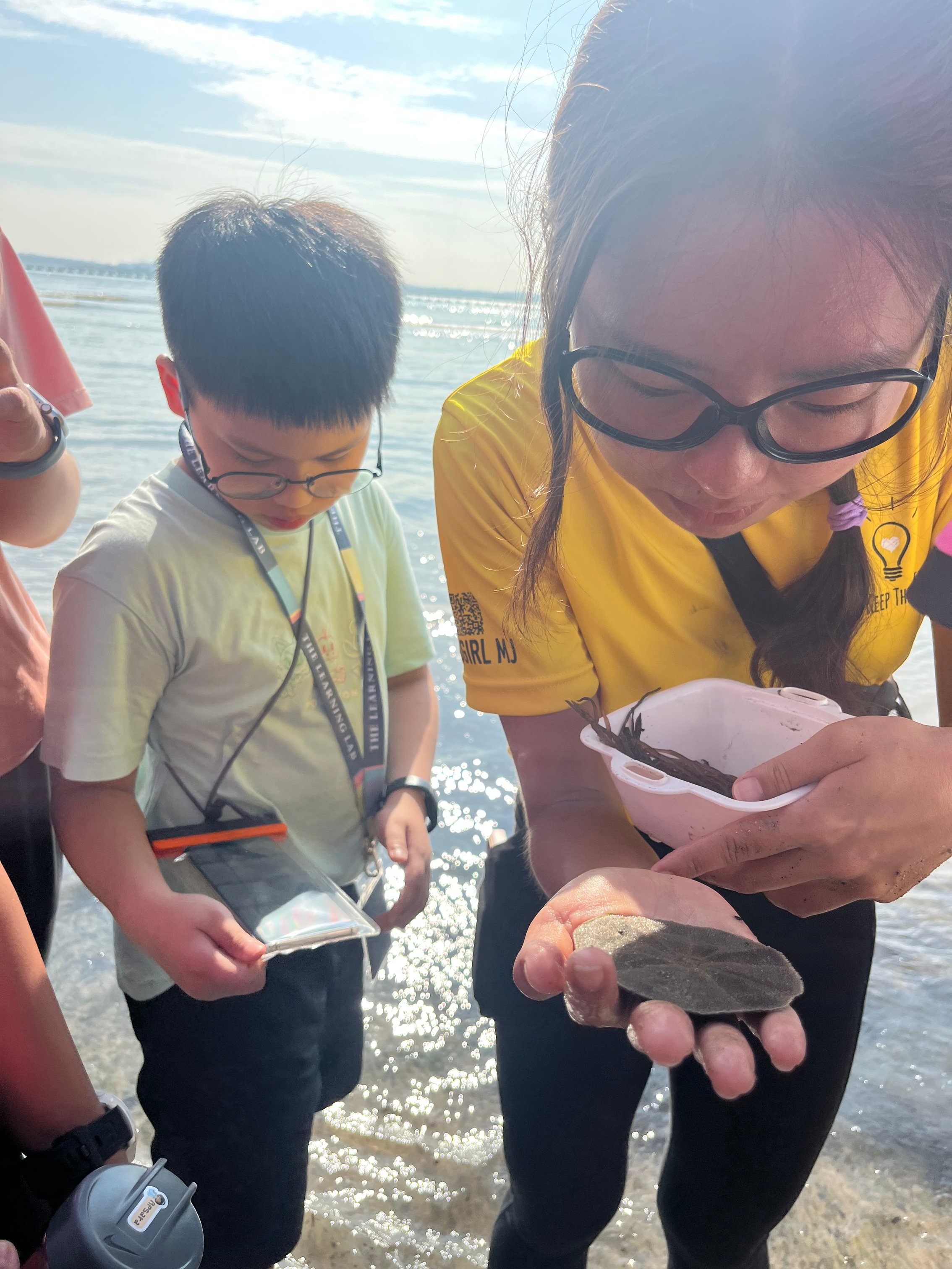 Biogirl MJ discovers keyhold sand dollar at Singapore Changi Beach with The Learning Lab students