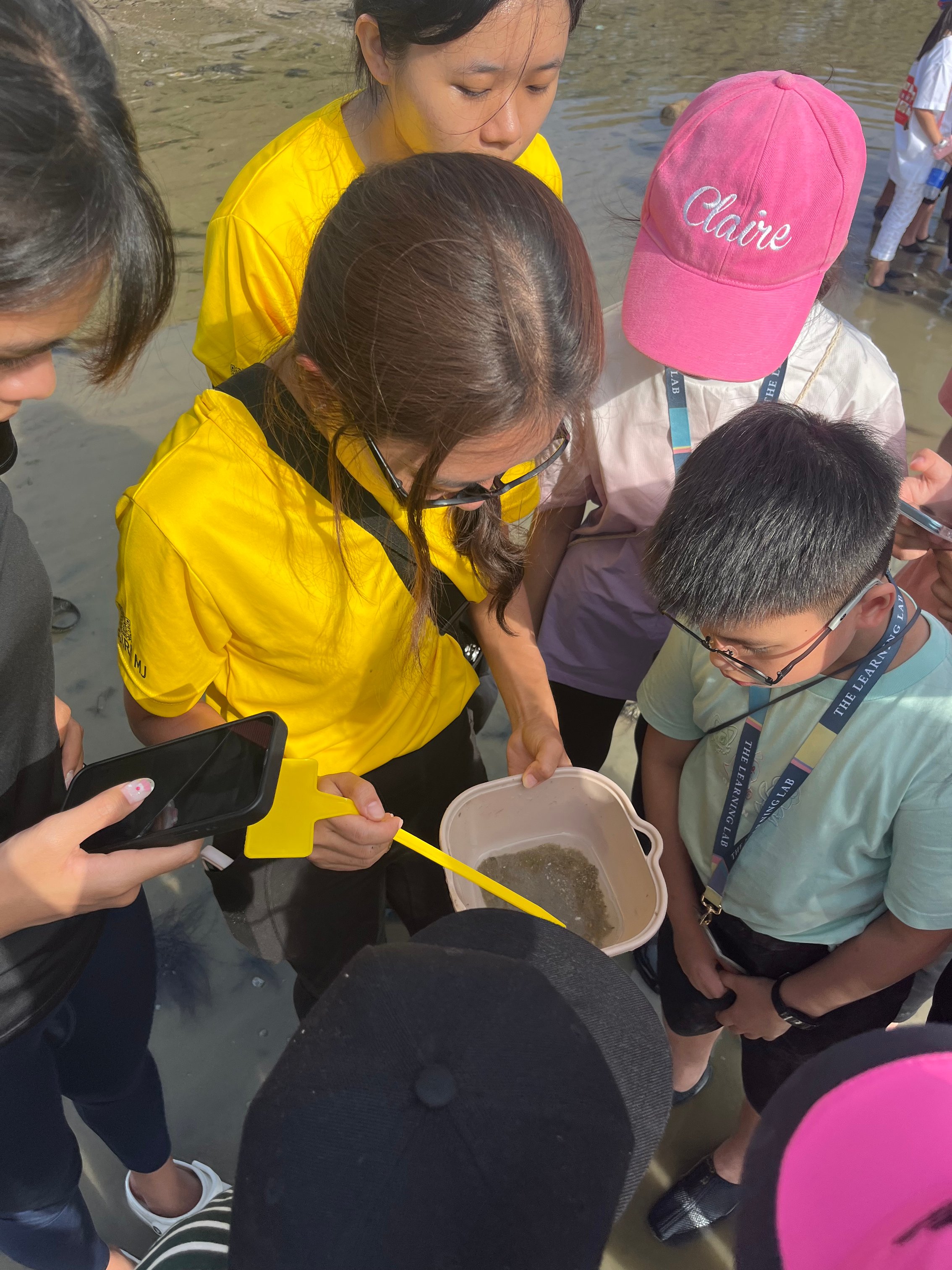 Biogirl MJ explaining marine life to students of The Learning Lab at Singapore Changi Beach